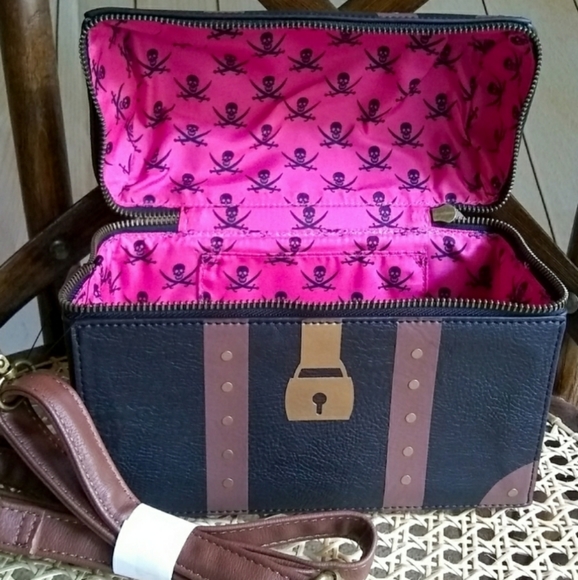 Disney Handbags - Disney Pirates Treasure Chest Gasparilla handbag